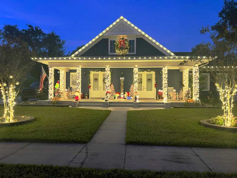 Florida home with holiday Christmas landscape lighting installed by Southern Outdoor Lighting